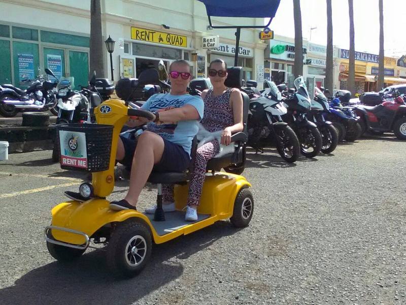 Scooter-Eléctrico-de-dos-asientos-Lanzarote